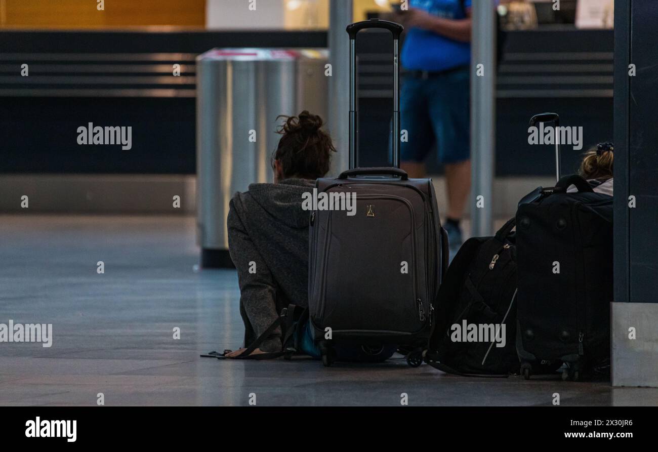 Reisende warten am Flughafen Zürich auf den Abflug. (Zürich, Schweiz, 16.07.2022) Stock Photo