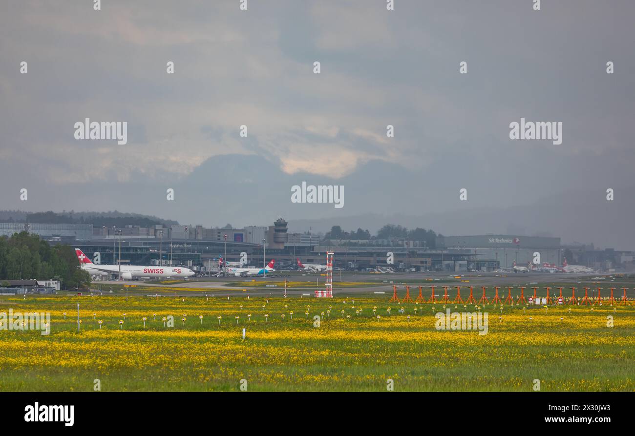 Oberglatt, Schweiz - 3. Mai 2022: Eine Gewitterfront überquert den Flughafen Zürich und sorgt für Turbulenzen im Luftverkehr. Stock Photo