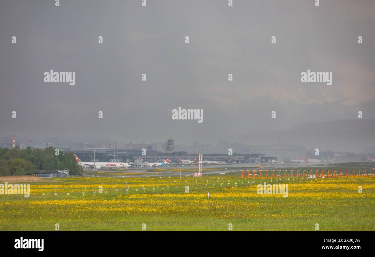 Oberglatt, Schweiz - 3. Mai 2022: Eine Gewitterfront überquert den Flughafen Zürich und sorgt für Turbulenzen im Luftverkehr. Stock Photo