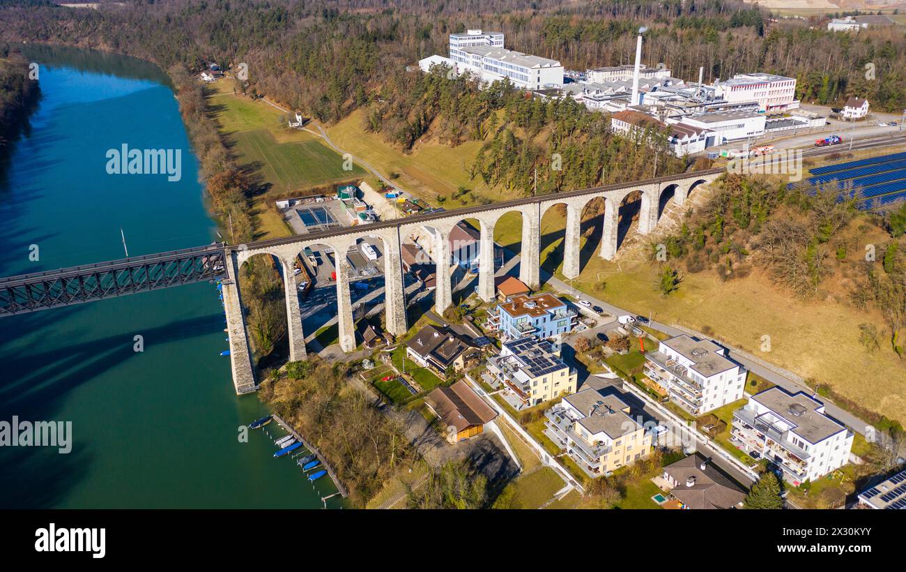 Die Eglisauer Eisenbahnbrücke über den Rhein ist eine Sehenswürdigkeit in der Region. (Eglisau, Schweiz 12. Feburar 2022). Stock Photo