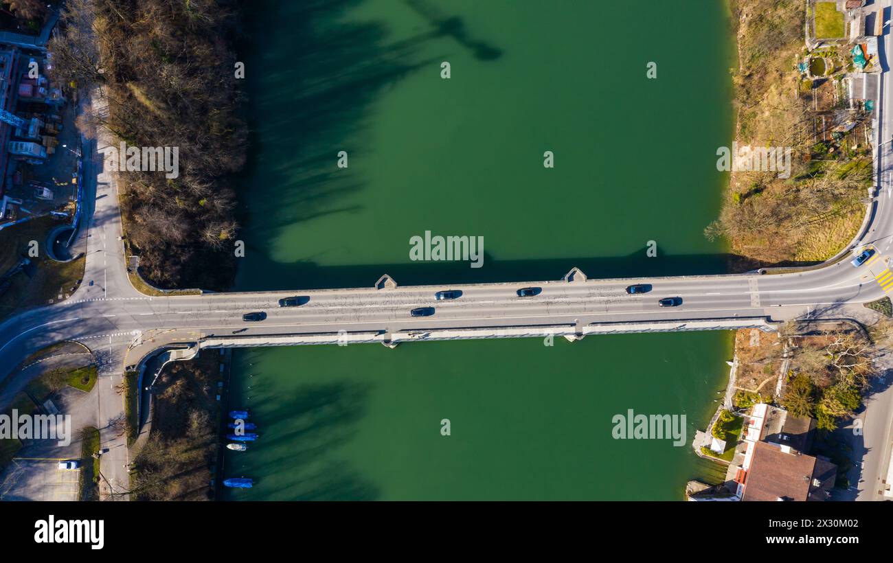 Über die Rheinbrücke in Eglisau fährt die Hauptstrasse 4, welche Richtung Deutschland, aber auch Richtung Zürich führt. (Eglisau, Schweiz - 12. Februa Stock Photo