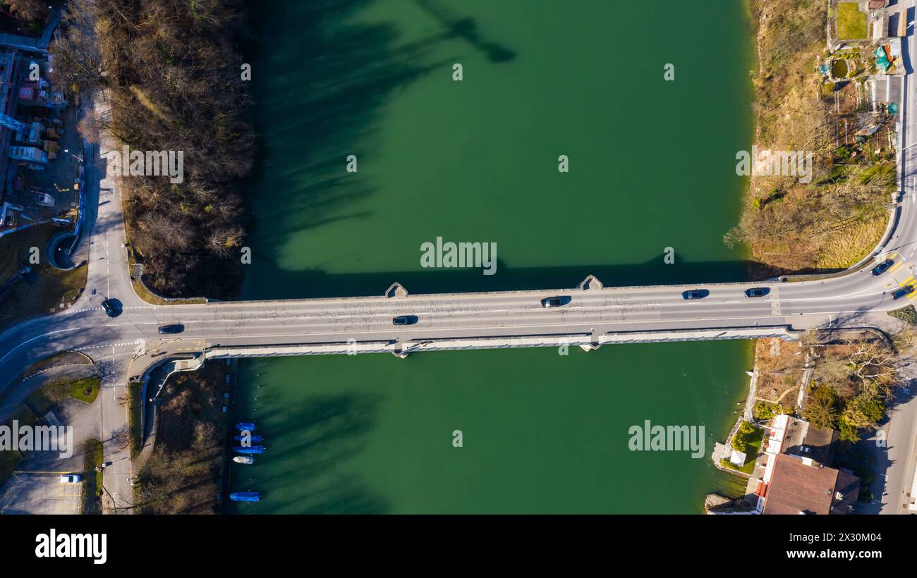 Über die Rheinbrücke in Eglisau fährt die Hauptstrasse 4, welche Richtung Deutschland, aber auch Richtung Zürich führt. (Eglisau, Schweiz - 12. Februa Stock Photo