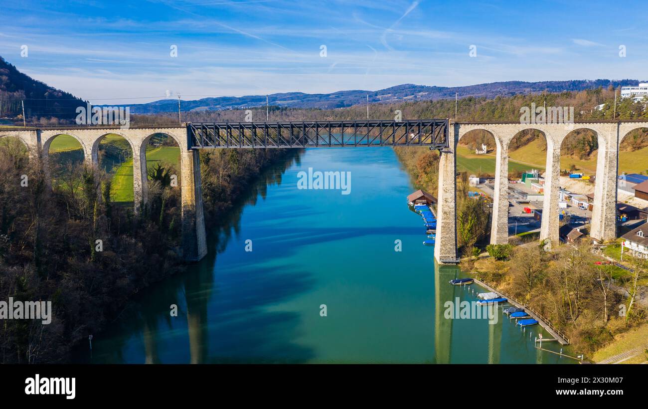 Die Eglisauer Eisenbahnbrücke über den Rhein ist eine Sehenswürdigkeit in der Region. (Eglisau, Schweiz 12. Februar 2022). Stock Photo