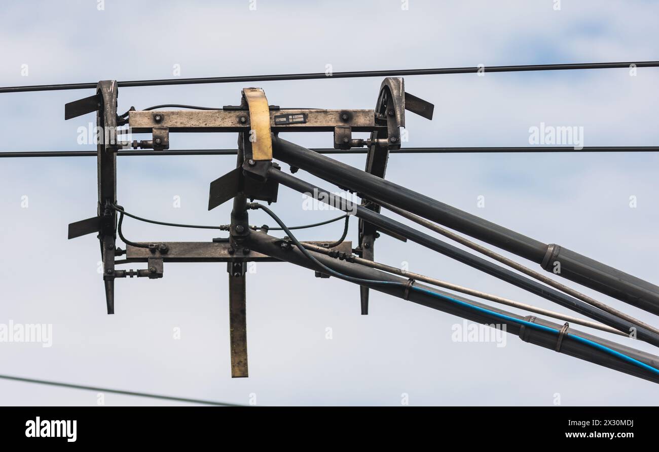 Der Pantograph eines Intercity-Neigezug der SBB. Mit ihm wird Strom von der Fahrleitung abgenommen. (Bassersdorf, Schweiz, 06.06.2022) Stock Photo