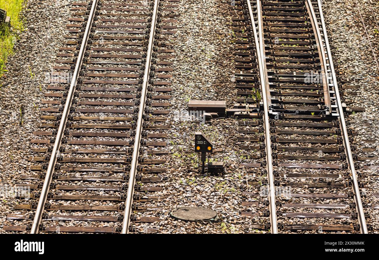 Bestehend aus einem Zwergsignal und zwei Spuren Eisenbahnschienen wird ...
