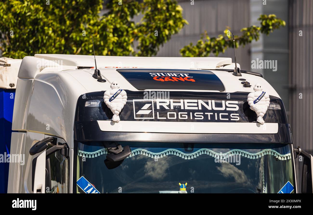Ein Lastwagen mit zwei Michelin Männchen darauf und dem Schriftzug des Logistikunternehmen Rhenus Logistic. (Schaffhausen, Schweiz, 06.06.2022) Stock Photo