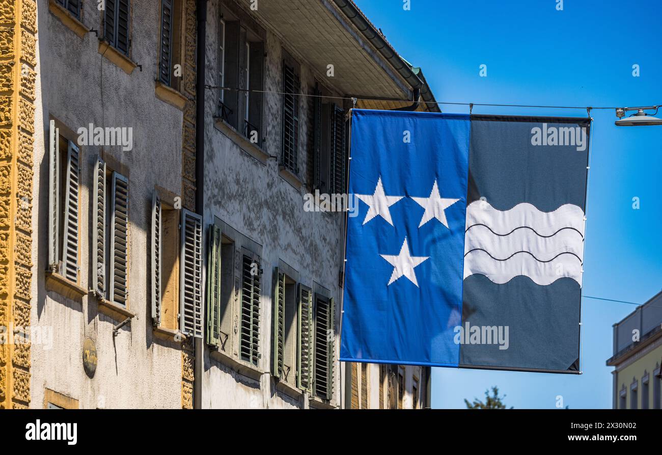 In der Bad Zurzacher Altstadt ist auch die Aargauer Flagge präsent. (Bad Zurzach, Schweiz, 12.06.2022) Stock Photo