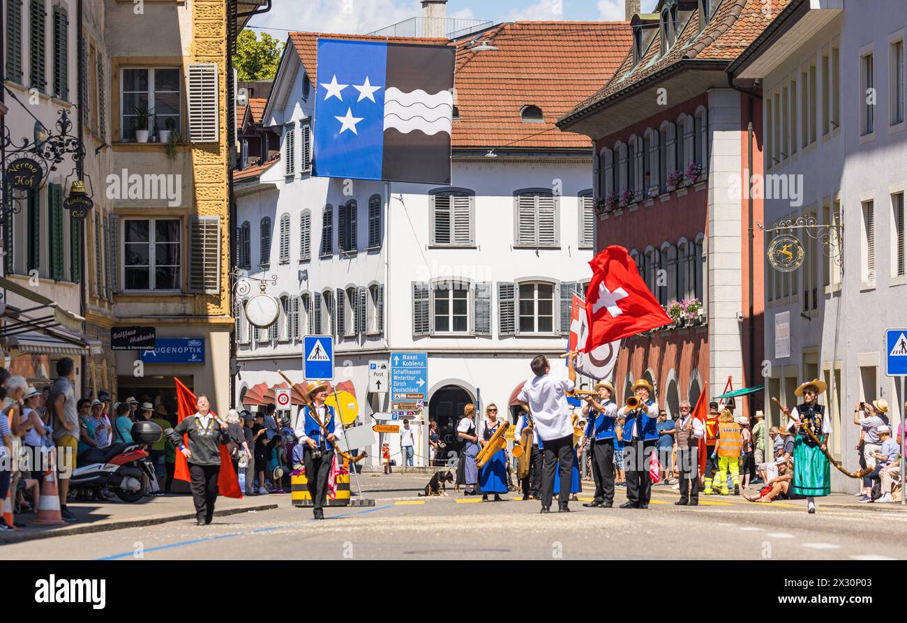 Einige Fahnenschwinger präsentieren ihr Kunstwerk. (Bad Zurzach, Schweiz, 12.06.2022) Stock Photo