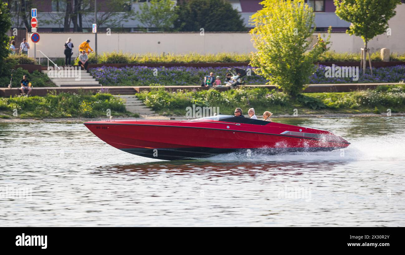 Ein Kapitän eines Schnellboots hat Spass an der Geschwindigkeit auf dem Rhein. (Basel, Schweiz, 09.05.2022) Stock Photo