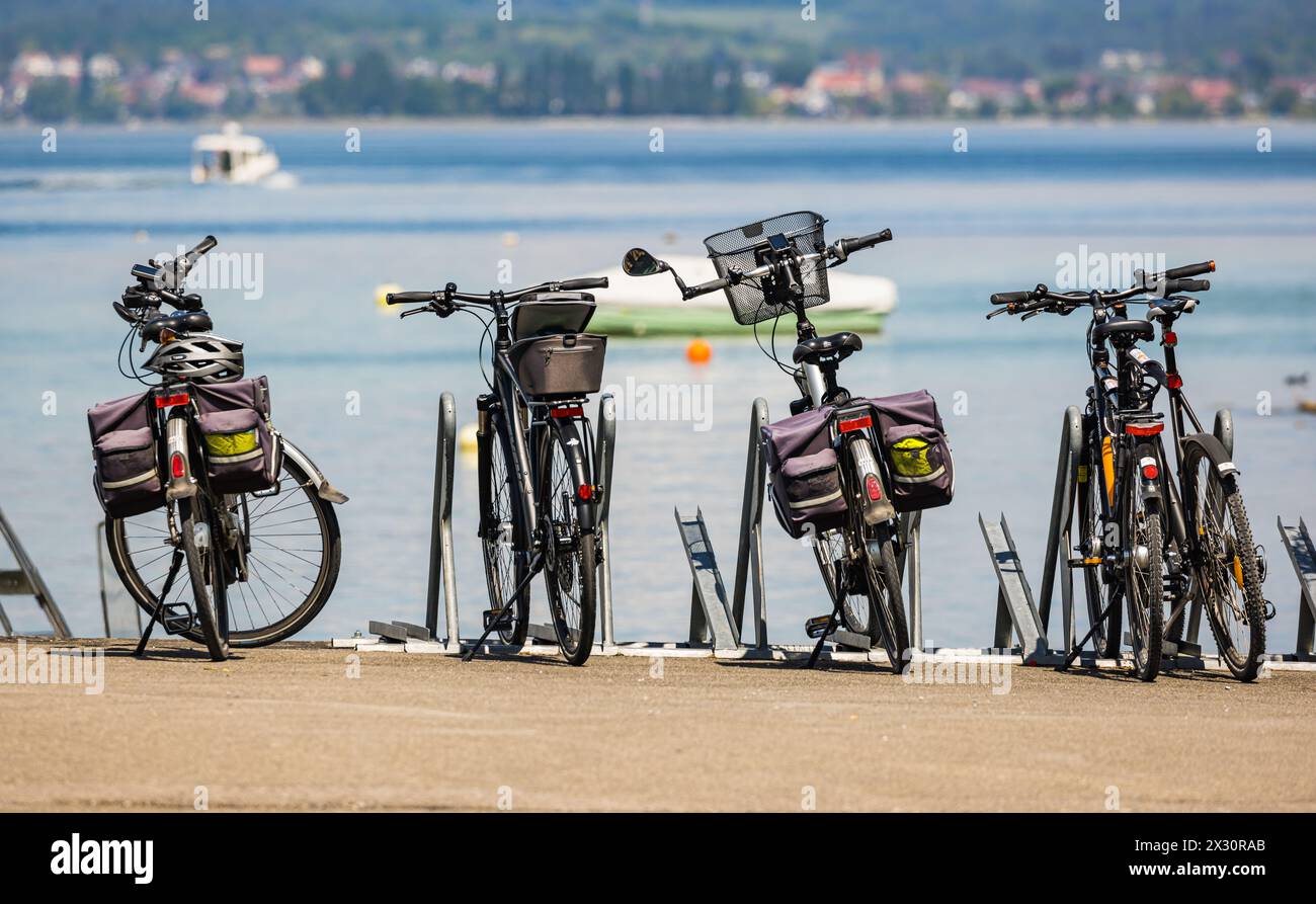 Unterschiedliche Fahrräder stehen an einem Veloständer am Bodensee. (Steckborn, Schweiz, 10.05.2022) Stock Photo