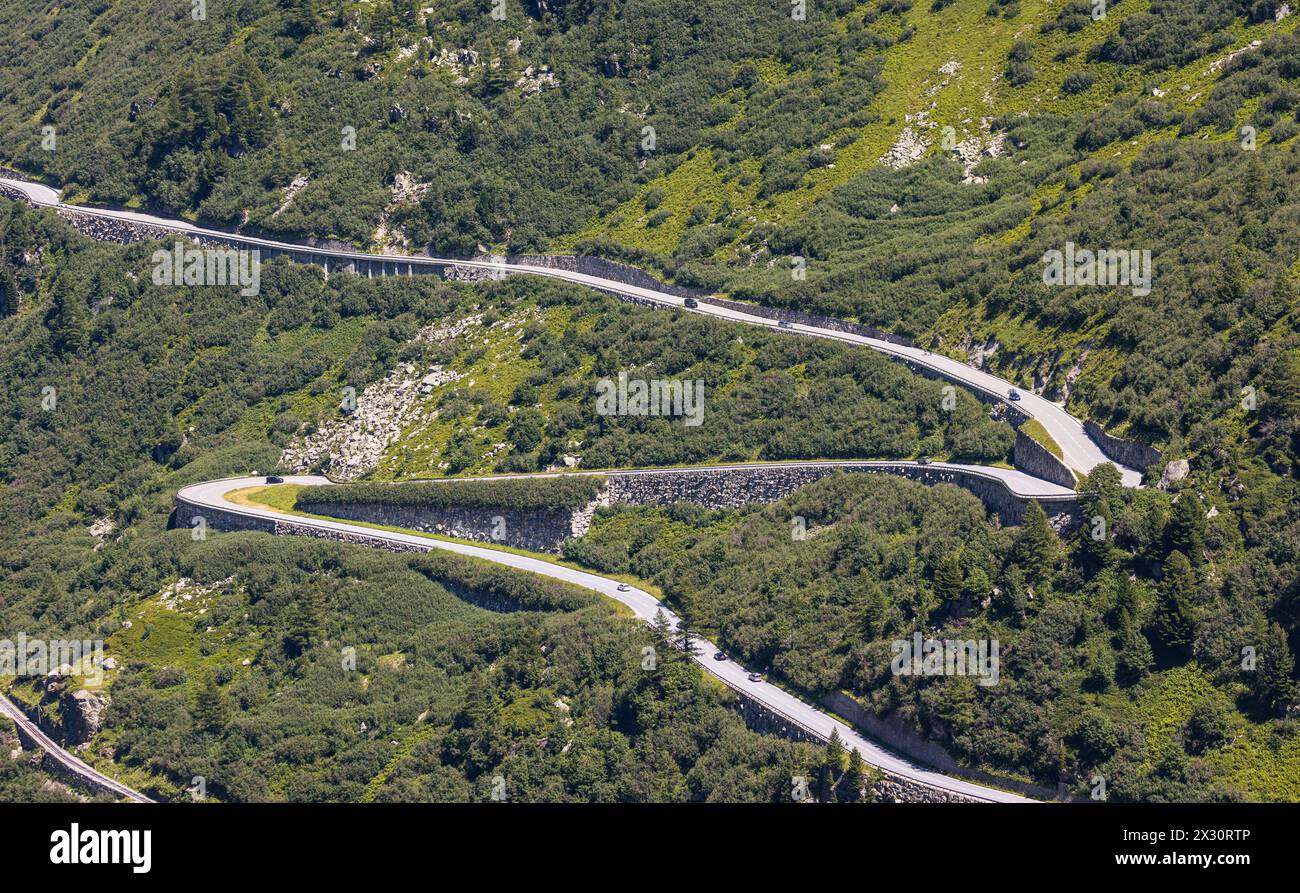 Die Passstrasse führt auf den Furkapass, welche die Verbindung zwischen dem Kanton Tessin und dem Kanton Wallis darstellt. (Oberwald, Schweiz, 18.07.2 Stock Photo