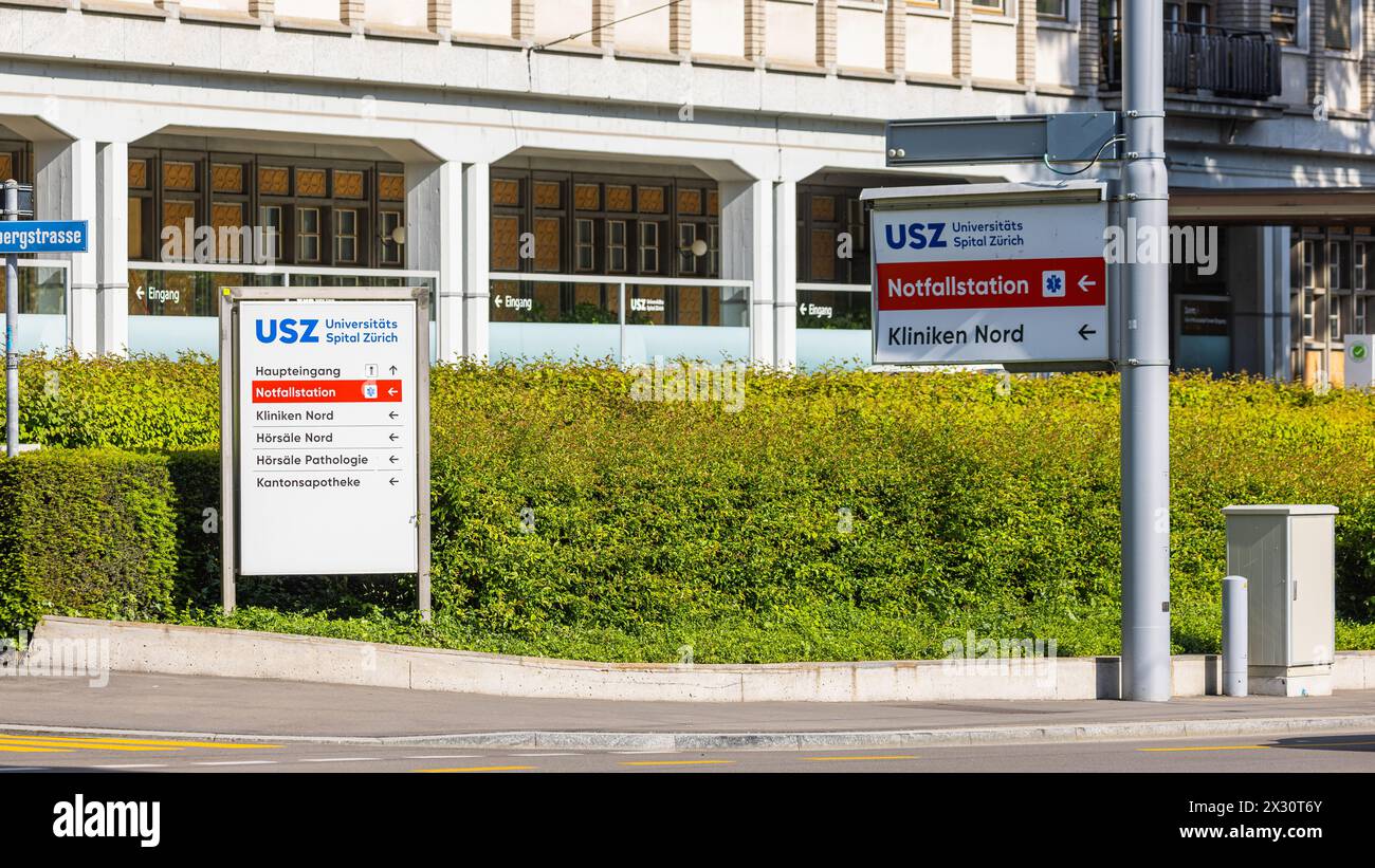 Wegweiser in die Notfallaufnahme des Universitätsspital Zürich, sowie in die Abteilungen im Nordtrakt. Dahinter der alte Trakt des Zürcher Universität Stock Photo