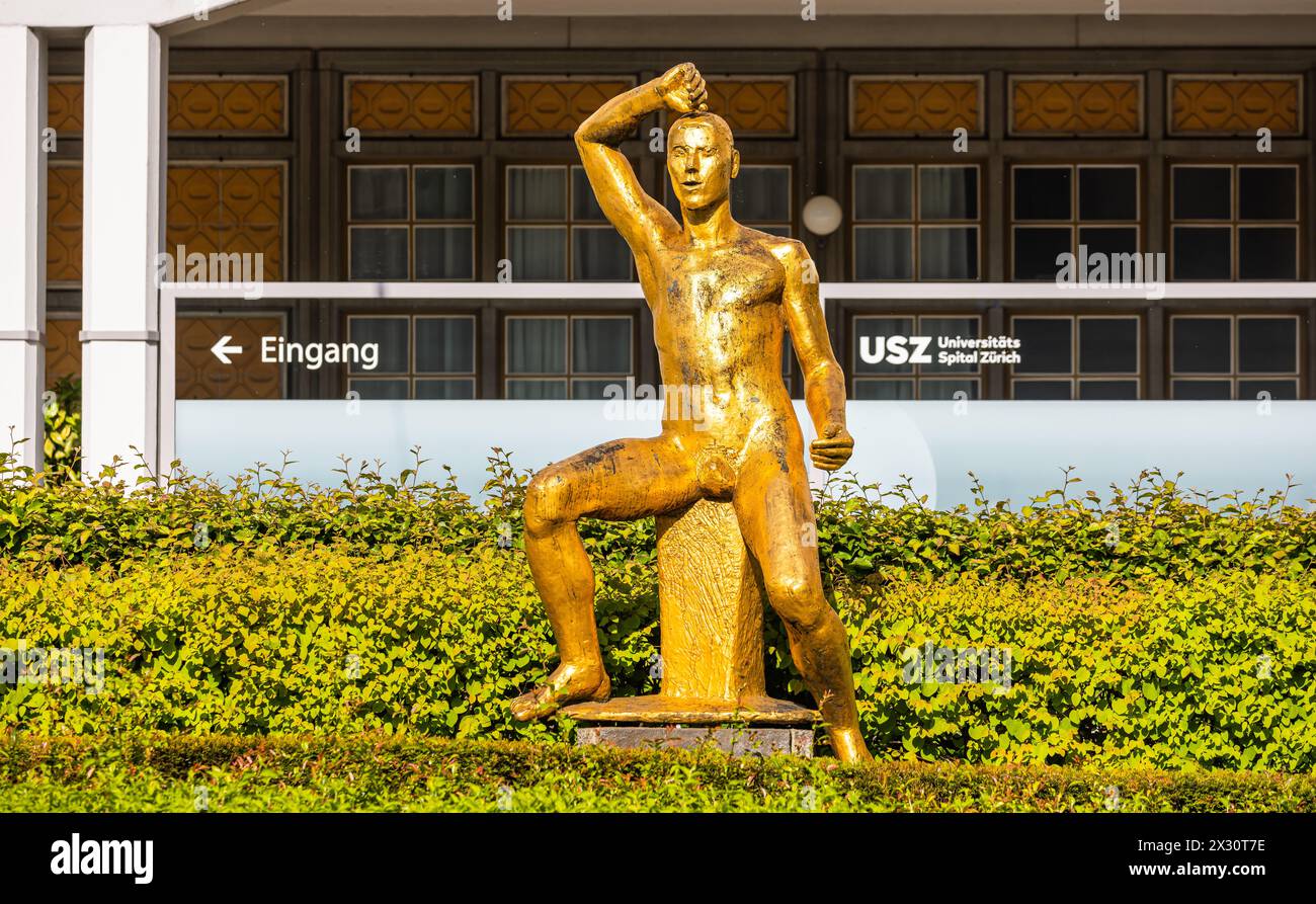 Der Steinbildhauer Otto Charles Bänning hat die goldene Figur 'Der Genesene' vor dem Zürcher Universitätsspital geschaffen. (Zürich, Schweiz, 15.05.20 Stock Photo