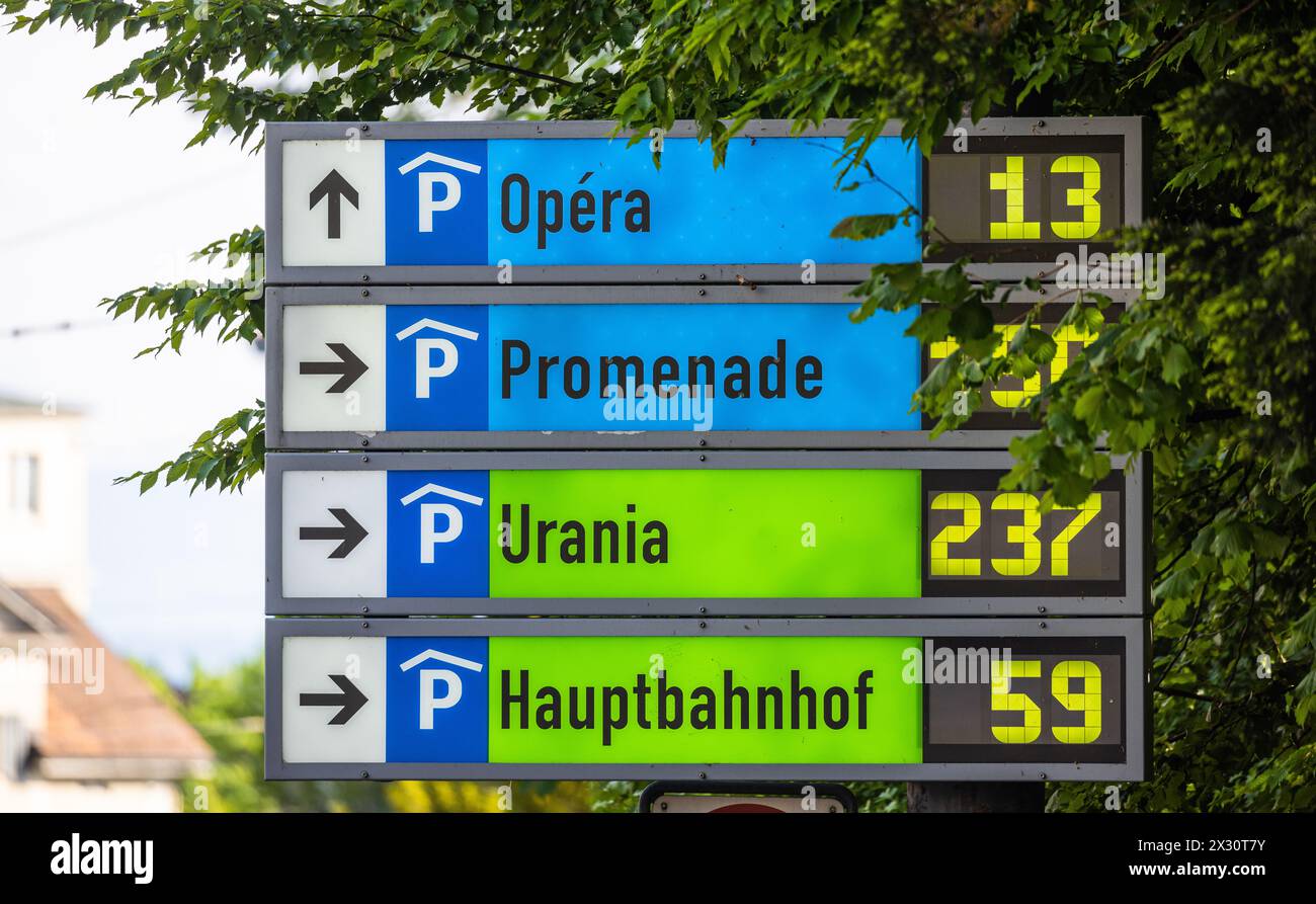 An der Zürich Rämistrasse in Richtung Bellvue zeigt ein Parkleitsystem an, wie viele Parkplätze in den verschiedenen Parkhäusern vorhanden sind. (Züri Stock Photo