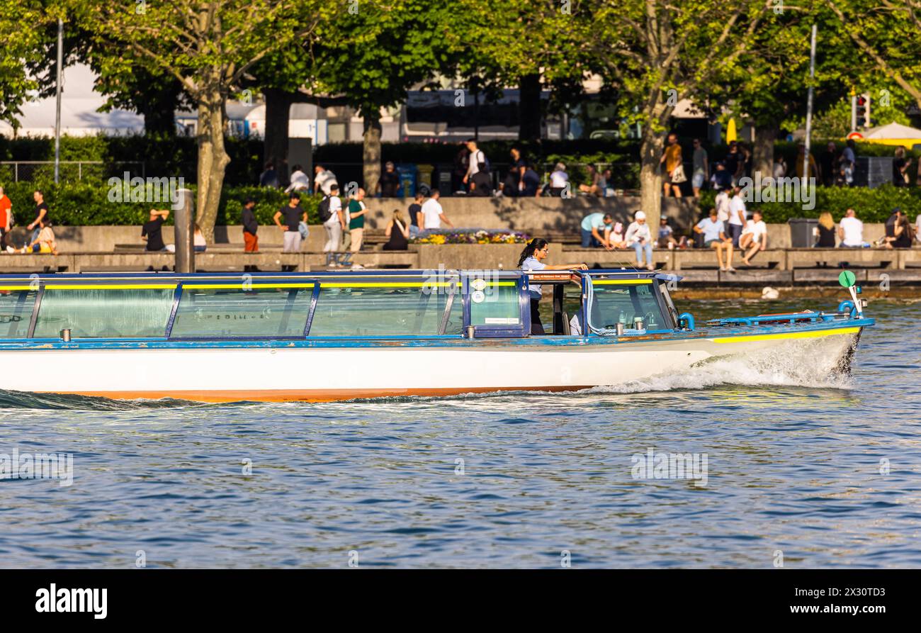Das Limmatschiff Turicum kommt aus der Limmat in den Zürichsee. (Zürich, Schweiz, 16.05.2022) Stock Photo