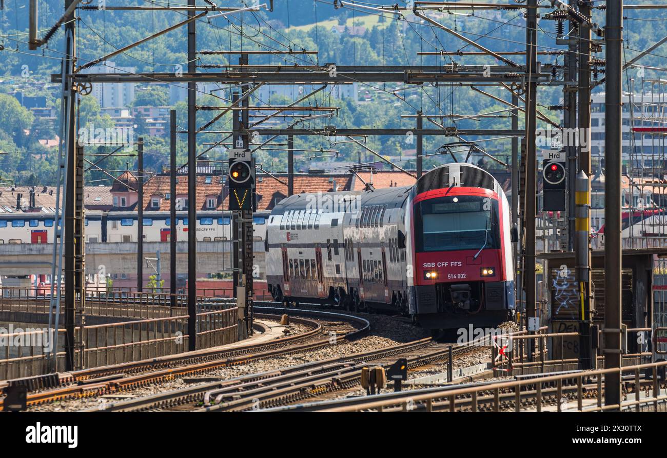 Eine Zürcher S-Bahn ist auf dem Weg zum Bahnhof Zürich-Oerlikon. (Zürich, Schweiz, 03.07.2022) Stock Photo