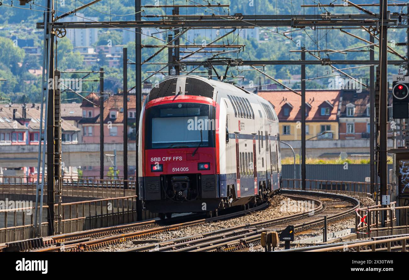 Eine Zürcher S-Bahn ist auf dem Weg zum Bahnhof Zürich-Hardbrücke. (Zürich, Schweiz, 03.07.2022) Stock Photo