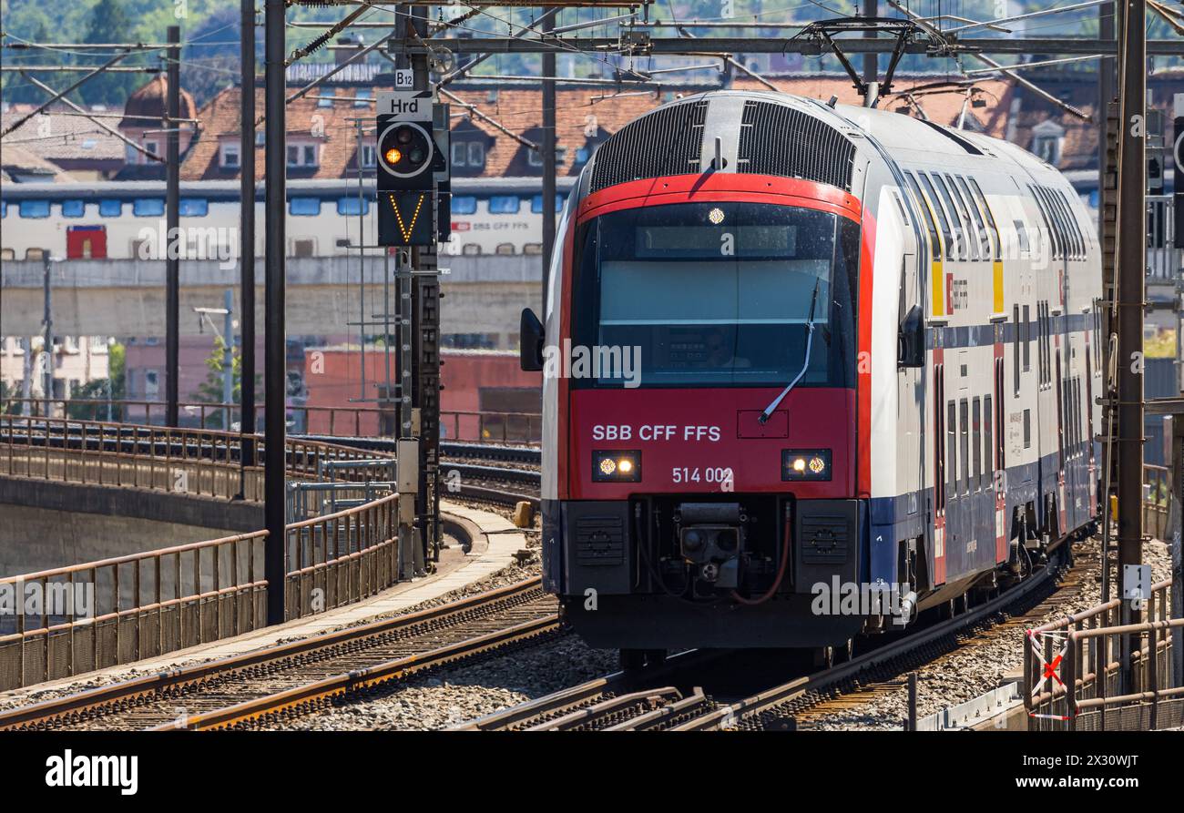 Eine Zürcher S-Bahn ist auf dem Weg zum Bahnhof Zürich-Oerlikon. (Zürich, Schweiz, 03.07.2022) Stock Photo