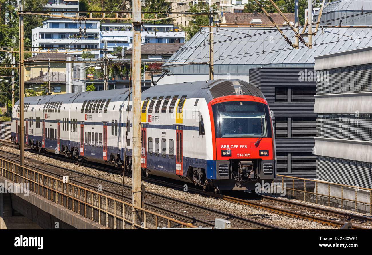 Eine Zürcher S-Bahn ist auf dem Weg zum Bahnhof Zürich-Hardbrücke. (Zürich, Schweiz, 03.07.2022) Stock Photo