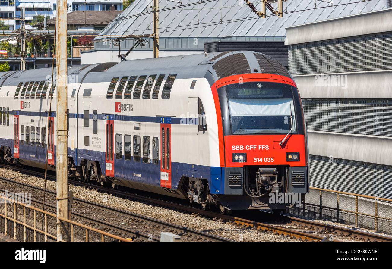 Eine Zürcher S-Bahn vom Typ RABe 514 fährt vom Bahnhof Zürich-Oerlikon und Richtung Bahnhof Zürich-Hardbrücke. (Zürich, Schweiz, 03.07.2022) Stock Photo