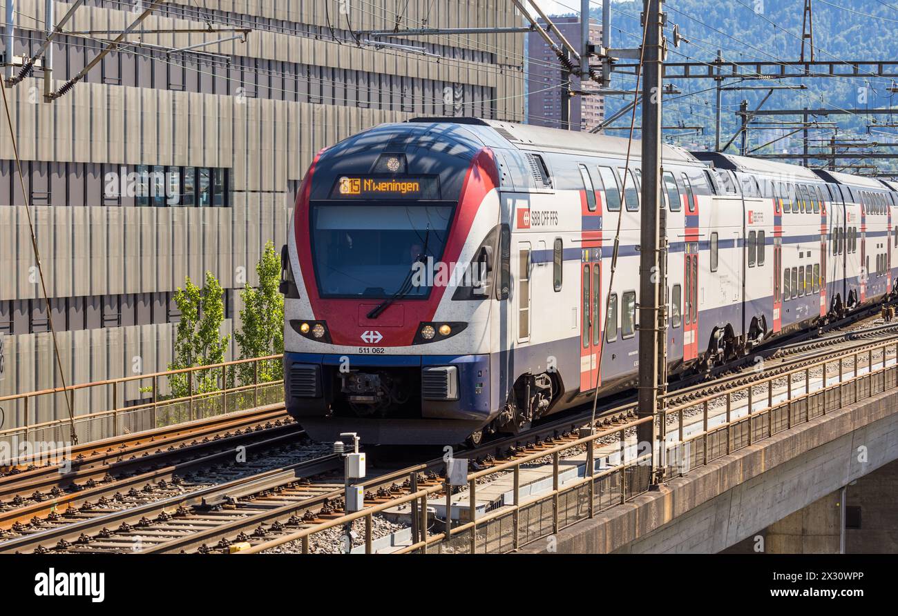 Ein Pendlerzug des Nahverkehrs vom Typ Regio Dosto der S-Bahn Linie 15 fährt vom Bahnhof Zürich-Hardbrücke nach Zürich-Oerlikon. Zieldestionation ist Stock Photo