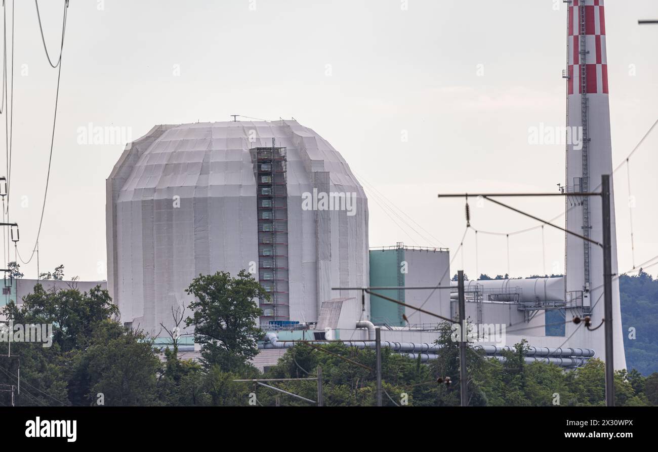 Das Atomkraftwerk Leibstadt befindet sich zur Zeit in einer  Revision. Erneuert wird auch der Anstrich des Reaktors. (Full-Reuenthal, Schweiz, 03.07.2 Stock Photo
