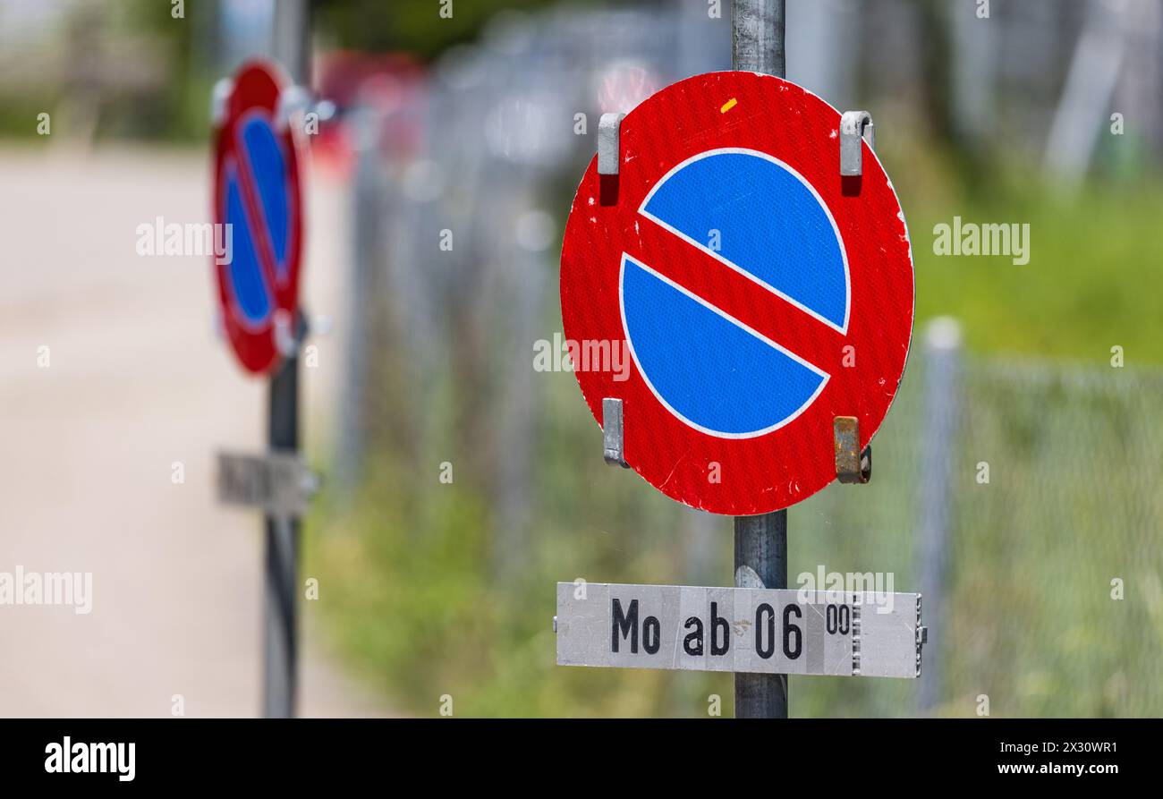 Ein Verkehrsschild besagt das ab Montag, 6 Uhr morgens das Parkieren verboten ist. (Frauenfeld, Schweiz, 02.07.2022) Stock Photo