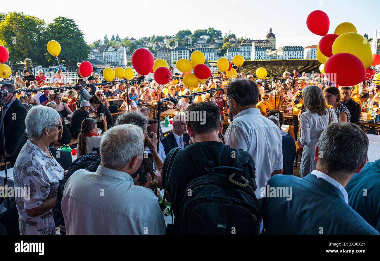Bundesrat Alain Berset ist ein gefragtes Fotomotiv. Nicht verwunderlich, zahlreiche seiner Fans sind mehrheitlich bei der Bundesfeier dabei. (Luzern, Stock Photo