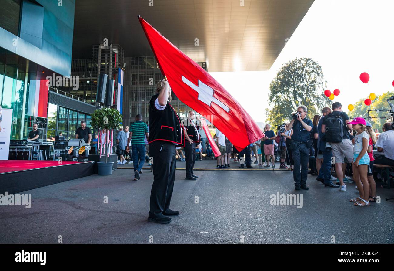 Fahnenschwinger und Jodlerinnen zeigen ihr Können und lassen die Schweizer Kultur aufleben. (Luzern, Schweiz, 31.07.2022) Stock Photo