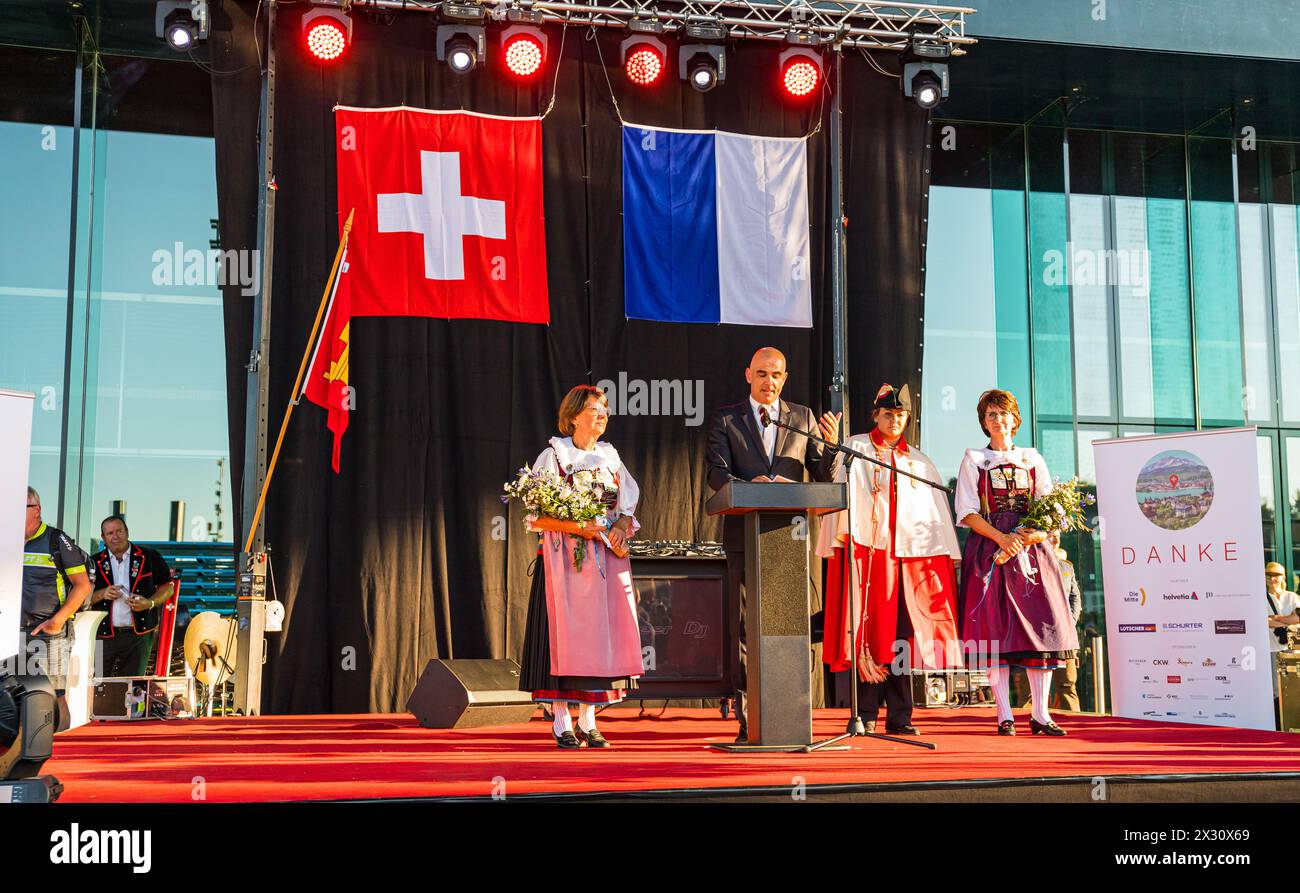 Der Schweizer Bundesrat und Gesundheitsminister Alain Berset bei seiner Festansprache zur Bundesfeier auf dem Luzerner Europaplatz. Dahinter zwei Dame Stock Photo