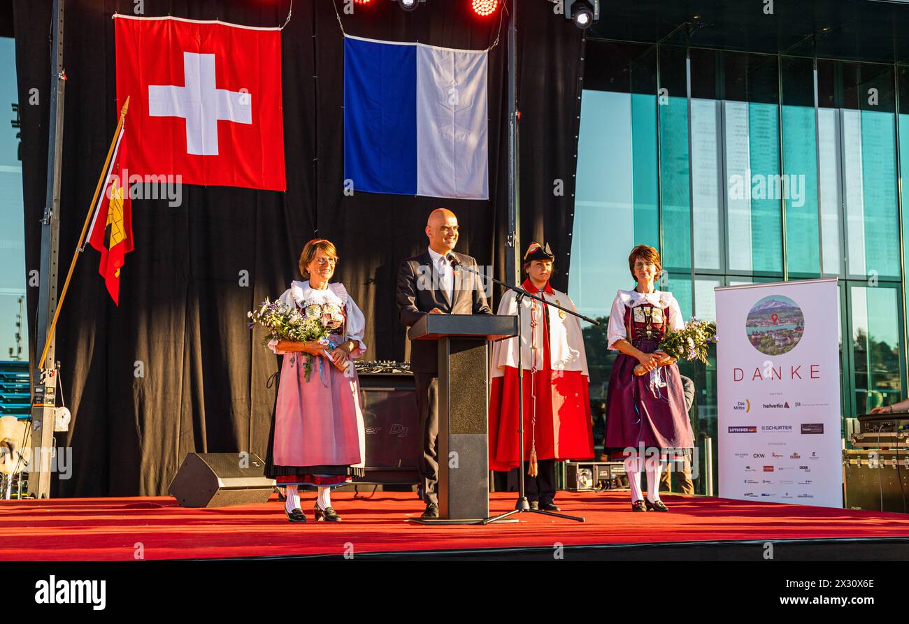 Der Schweizer Bundesrat und Gesundheitsminister Alain Berset bei seiner Festansprache zur Bundesfeier auf dem Luzerner Europaplatz. Dahinter zwei Dame Stock Photo