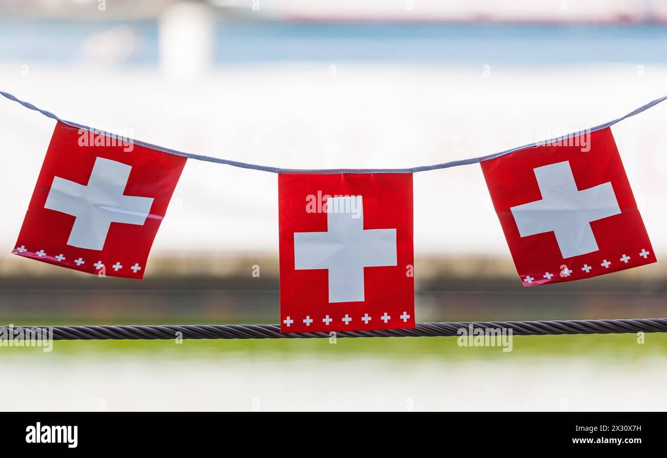 Weisses Kreuz auf rotem Grund, so kann die Schweizer Nationalflagge beschrieben werden. (Luzern, Schweiz, 31.07.2022) Stock Photo