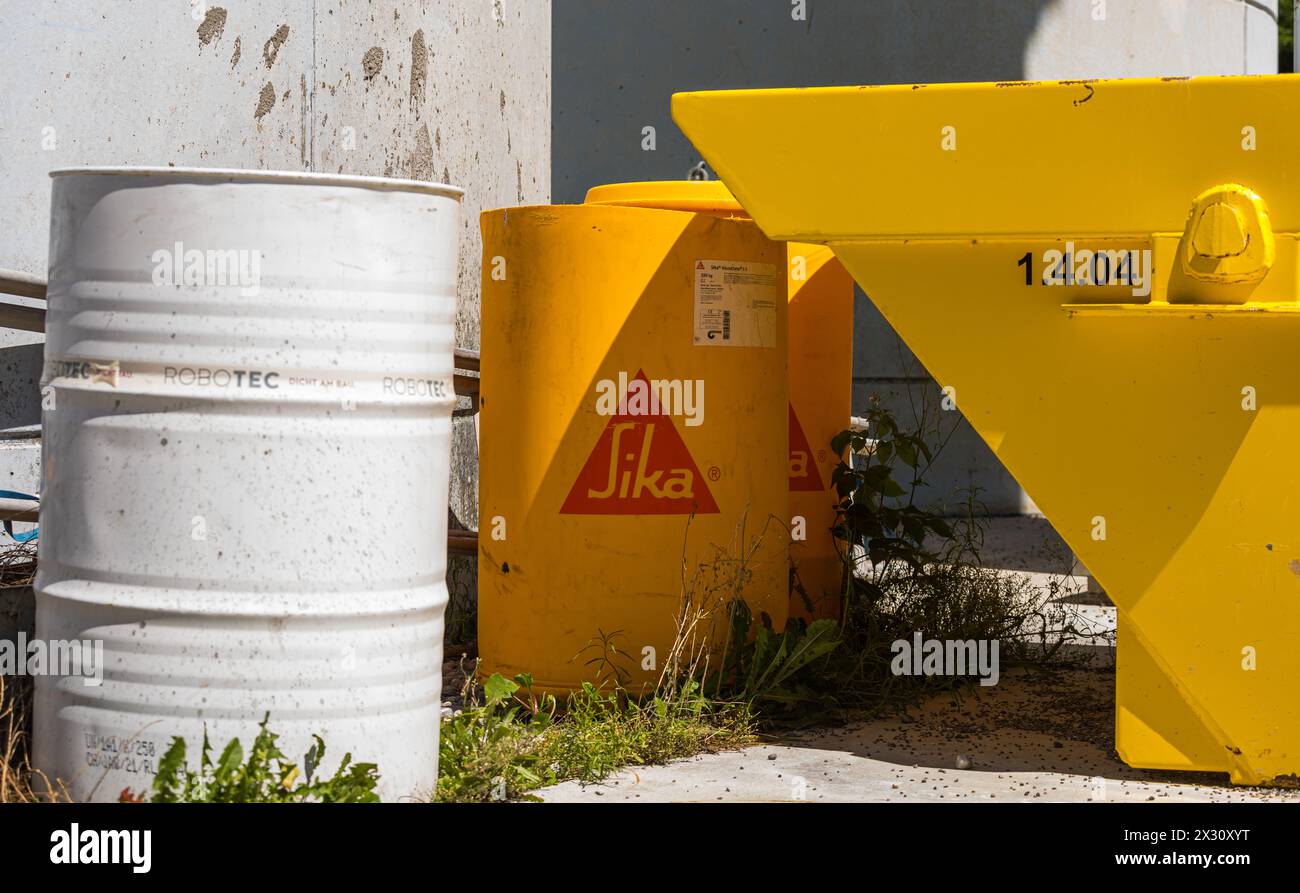 Ein Fass mit dem Logo des Chemieunternehmens Sika AG steht beim Hafen Romanshorn am Bodensee. (Romanshorn, Schweiz, 02.07.2022) Stock Photo