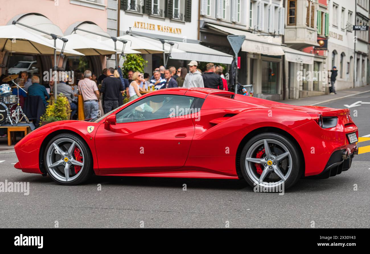 Ein Ferrari 488 Spider in der Stadt Zug. Der Preis des 670 PS starken Autos beträgt fängt bei 200'000 Franken an. Ein offiziellen Preis nennt der ital Stock Photo