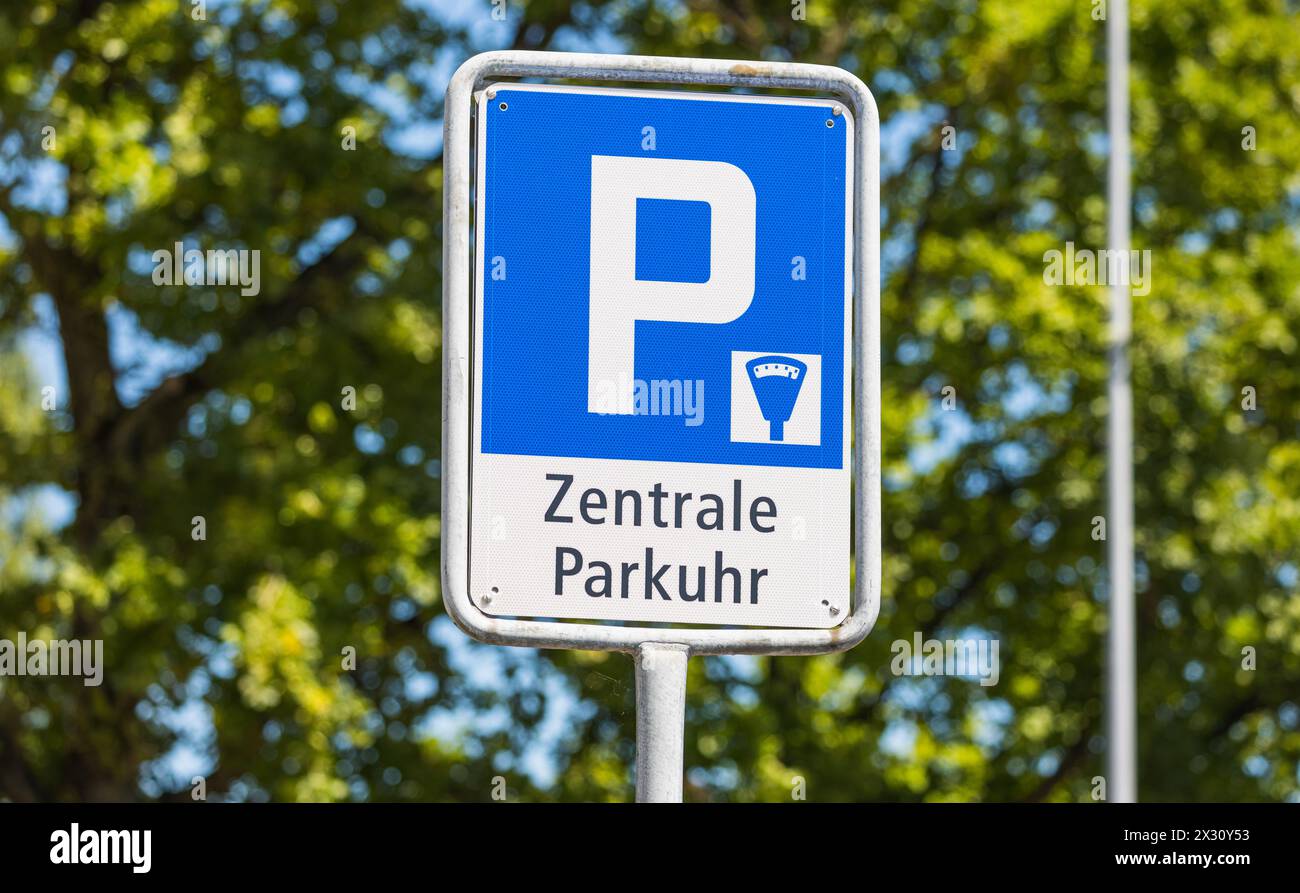 Ein Schild bei einem Parkplatz weisst Verkehrsteilnehmer darauf hin, dass die zentrale Parkuhr bedient werden muss. (Romanshorn, Schweiz, 02.07.2022) Stock Photo