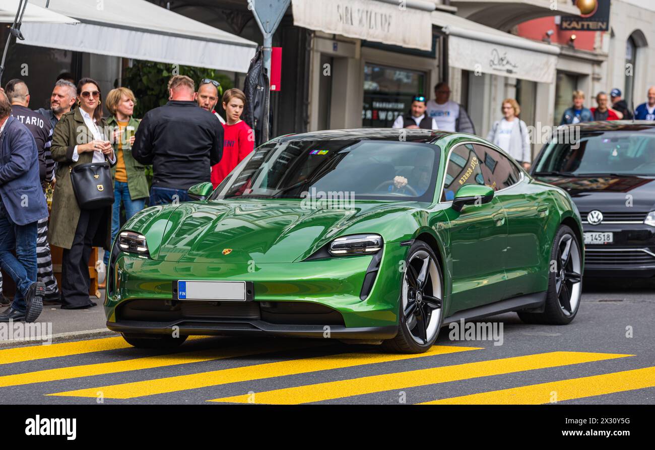 Ein Porsche Taycan Turbo S Cross Turismo (2021) in der Schweizer Stadt Zug. Je nach Ausstattung liegt der Kaufpreis dieses Autos bei 190'000 Franken. Stock Photo