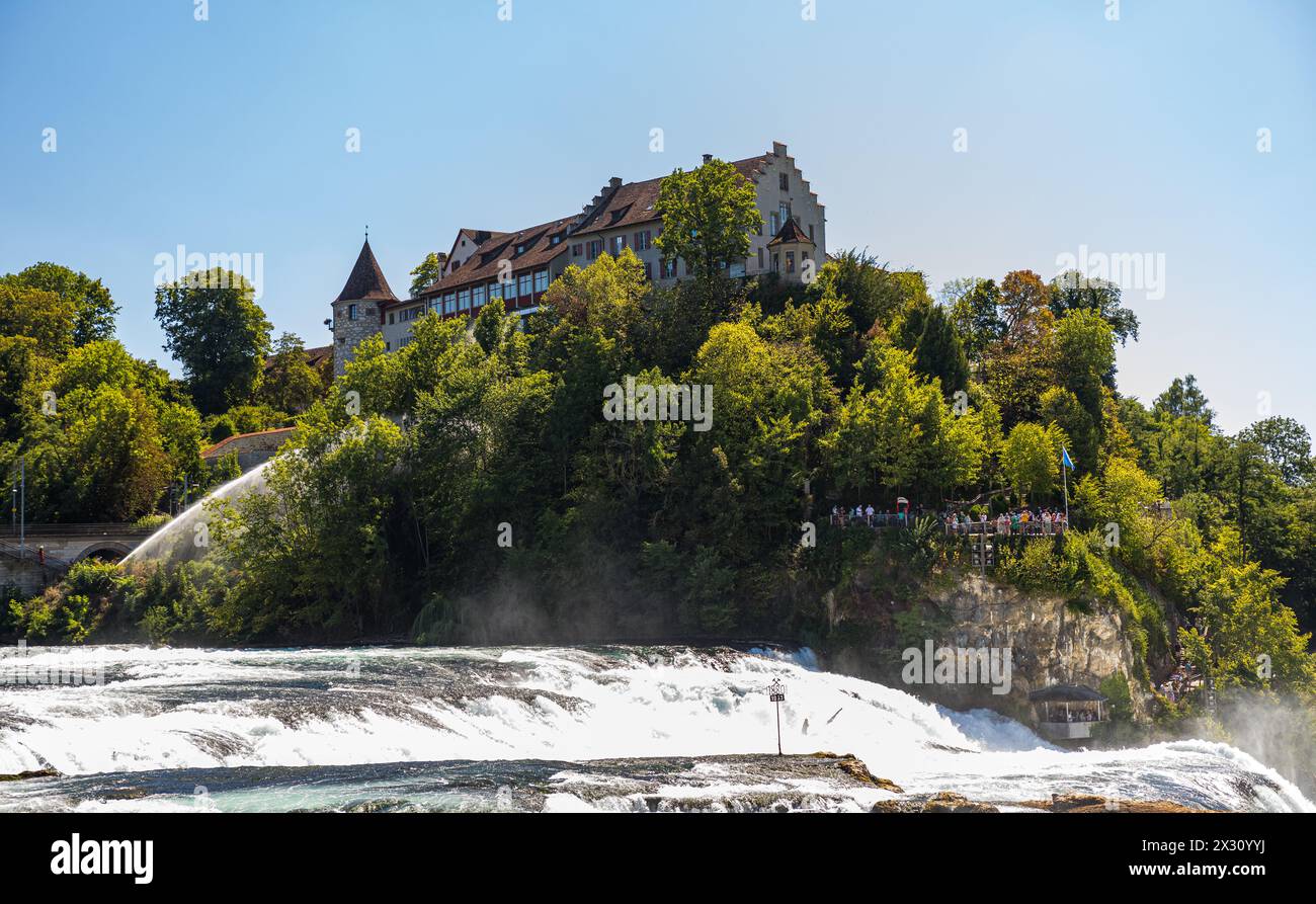 Die Feuerwehr löscht einen Flächenbrand unterhalb des Schloss Laufen auf der Zürcher Seite des bei Touristen beliebten Ausflugsziel. (Neuhausen am Rhe Stock Photo