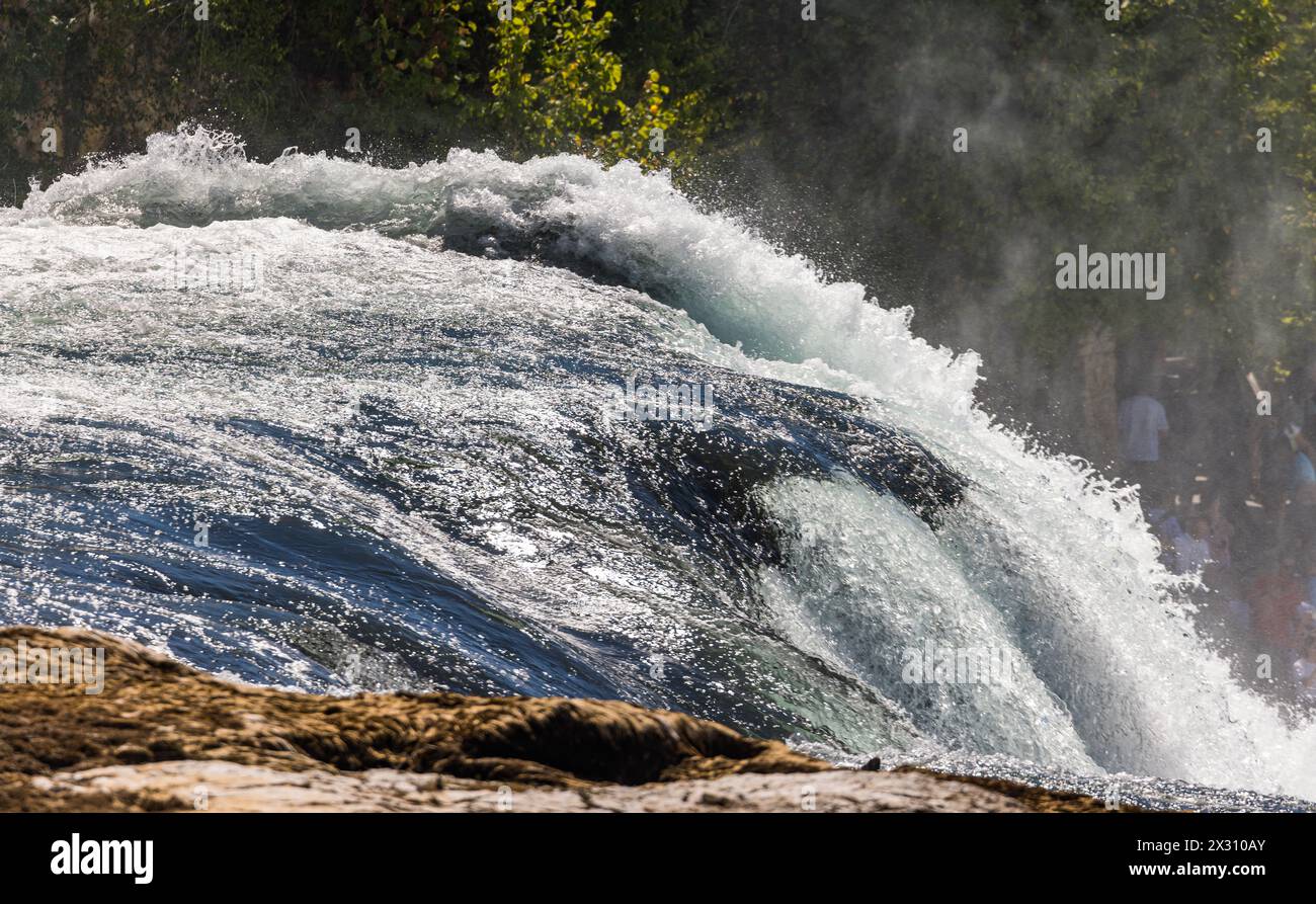 Dank wenig Wasser aufgrund der Trockenheit, werden die gigantischen Felsplatten langsam sichtbar. (Neuhausen am Rheinfall, Schweiz, 10.08.2022) Stock Photo