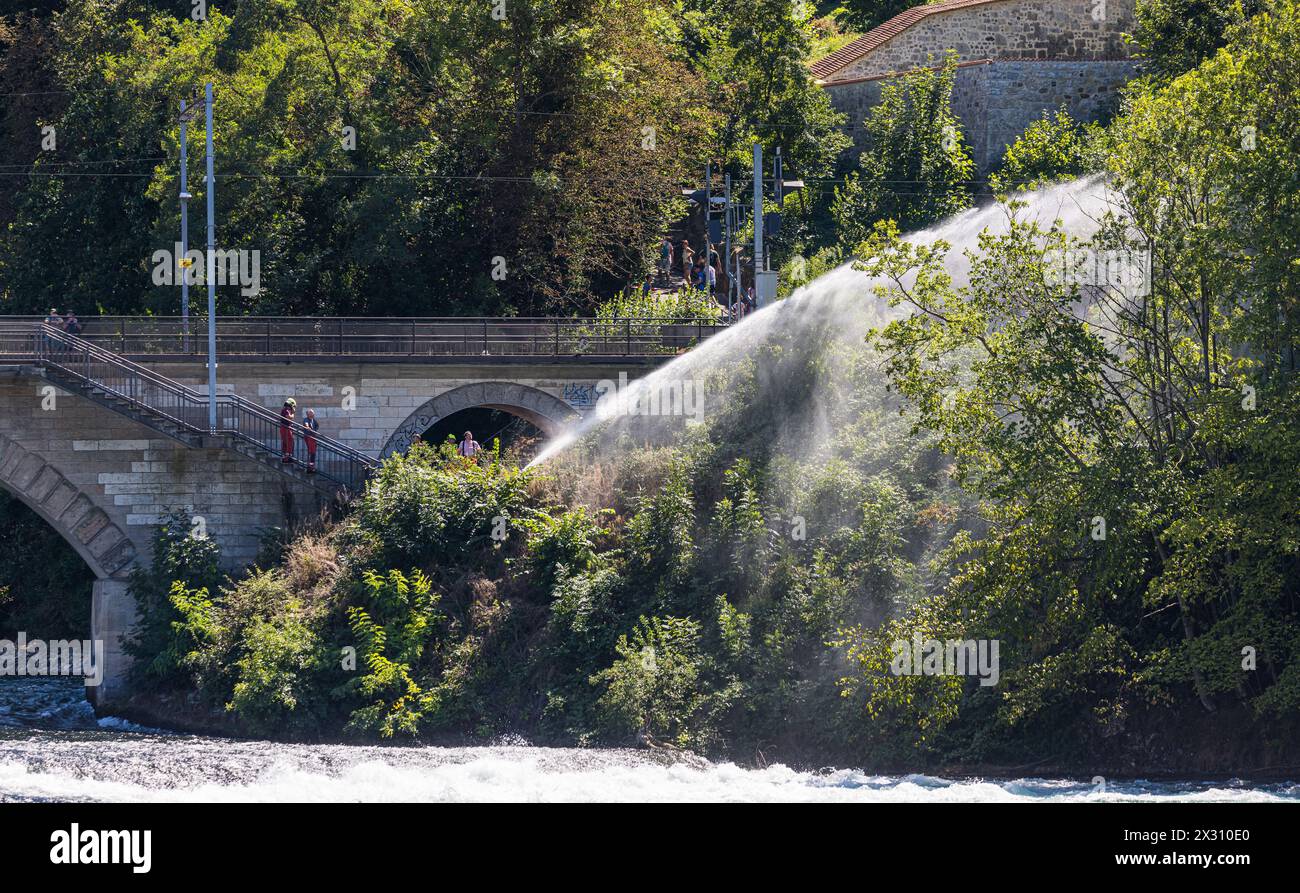 Die Feuerwehr löscht einen Flächenbrand unterhalb des Schloss Laufen auf der Zürcher Seite des bei Touristen beliebten Ausflugsziel. (Neuhausen am Rhe Stock Photo