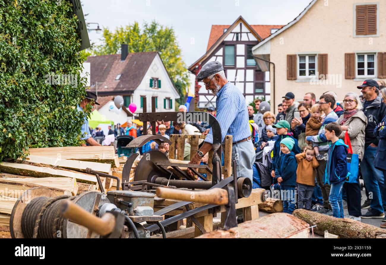 Holzen wie früher, dass das Thema des Dorfmuseum in Rafz. Die Besucher konnt diverse Vorführungen bestaunen. (Rafz, Schweiz, 25.09.2022) Stock Photo