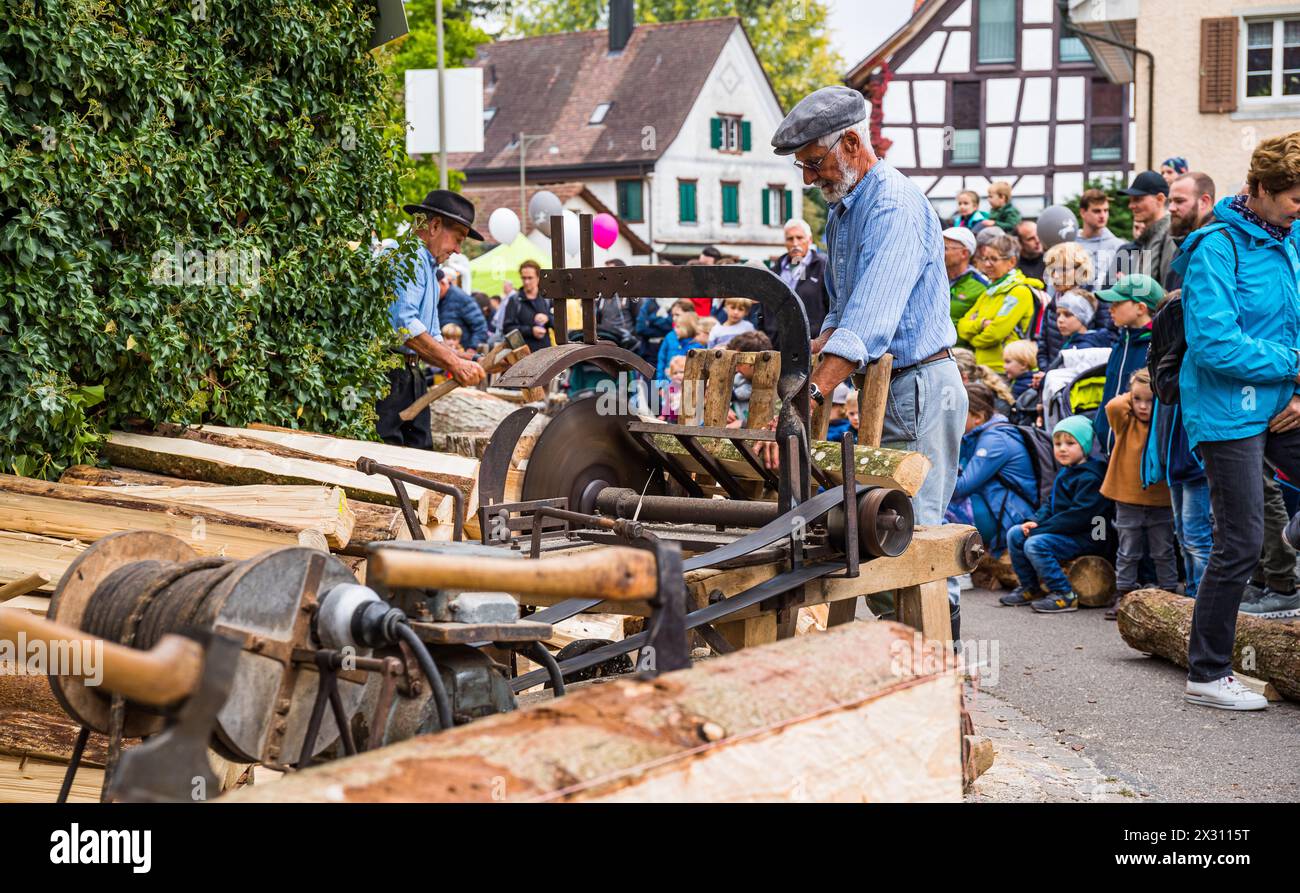 Holzen wie früher, dass das Thema des Dorfmuseum in Rafz. Die Besucher konnt diverse Vorführungen bestaunen. (Rafz, Schweiz, 25.09.2022) Stock Photo