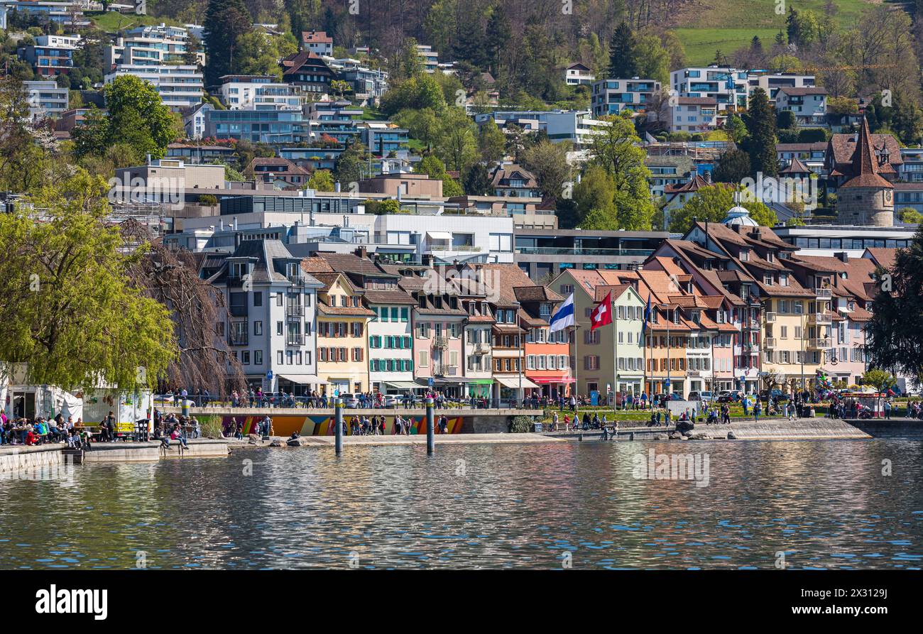 Blick über den Zugersee auf die Altstadt der gleichnamigen Stadt Zug. (Zug, Schweiz, 18.04.2022) Stock Photo