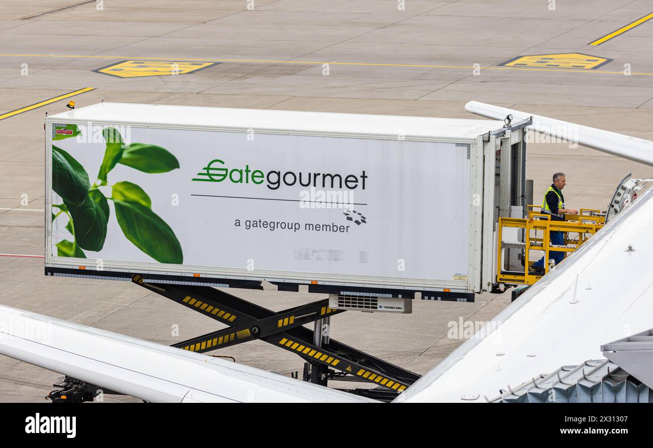 Der Airline Zulieferer Gategourmet versorgt ein Flugzeug am Flughafen Zürich ein Flugzeug mit Verpflegung und Getränken. (Zürich, Schweiz, 24.05.2022) Stock Photo