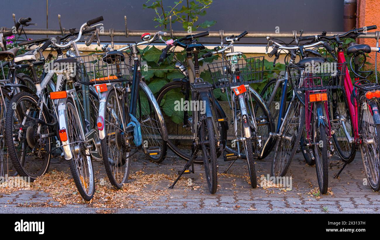 Bei einem Wohnhaus im Zürich wurden bei einem Fahrradständer im Aussenbereich zahlreiche Fahrräder abgestellt. (Zürich, Schweiz, 26.06.2022) Stock Photo