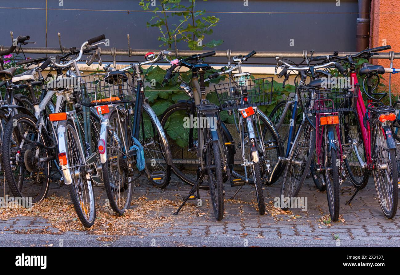 Bei einem Wohnhaus im Zürich wurden bei einem Fahrradständer im Aussenbereich zahlreiche Fahrräder abgestellt. (Zürich, Schweiz, 26.06.2022) Stock Photo