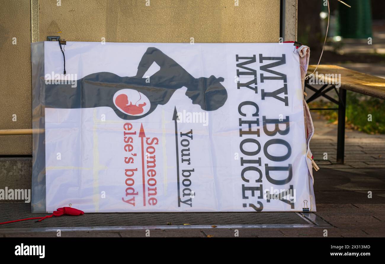 Auf einem Plakat, welches am Boden steht, steht 'My Body, My Choice'. (Zürich, Schweiz, 17.09.2022) Stock Photo