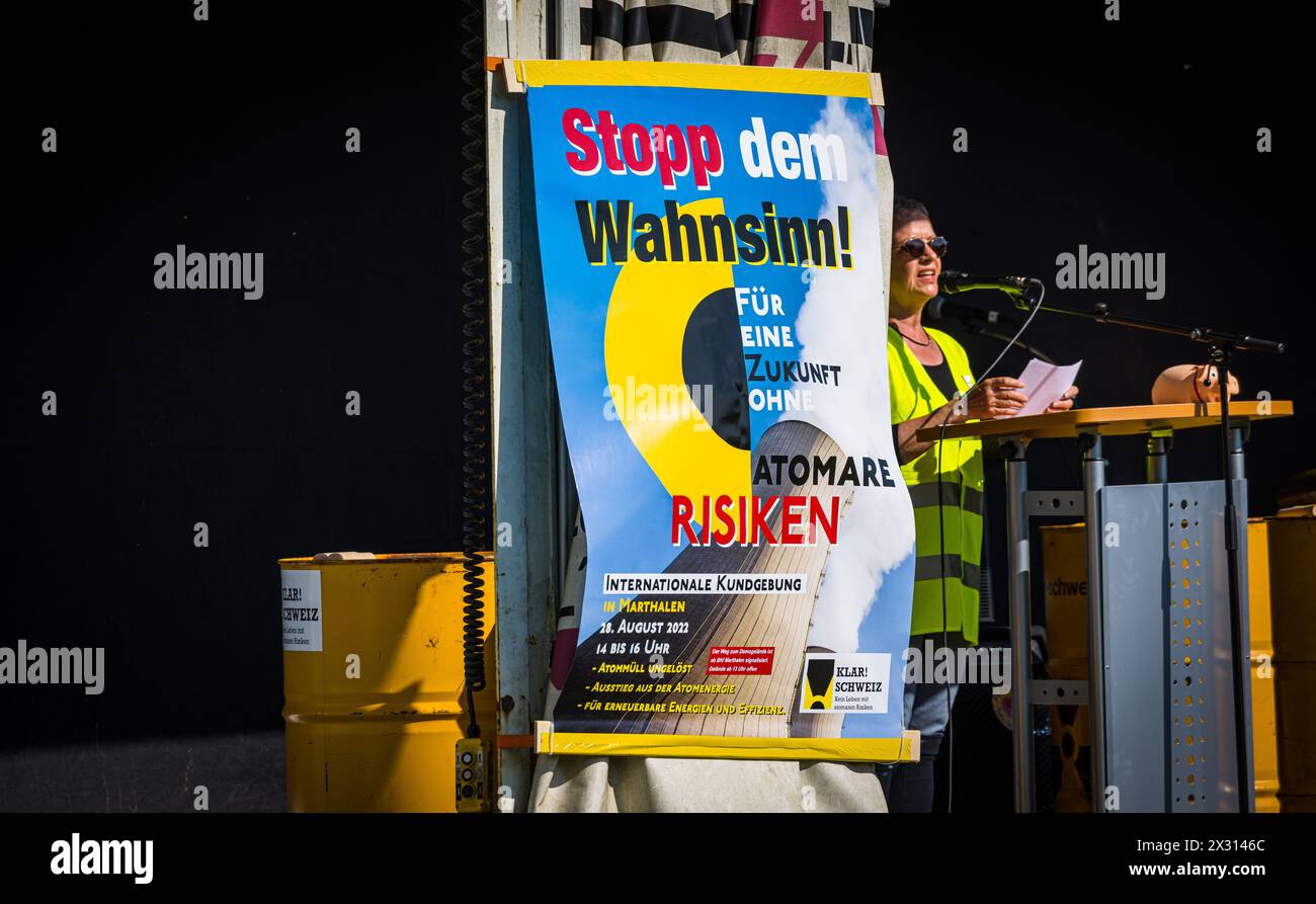 Auf einem Plakat wird gefordert, dass man den Wahnsinn stoppen soll. Für eine Zukunft ohne atomare Risiken. (Marthalen, Schweiz, 30.08.2022) Stock Photo