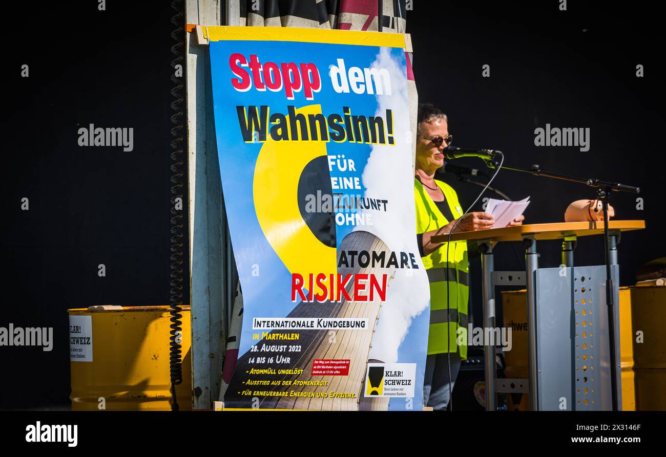 Auf einem Plakat wird gefordert, dass man den Wahnsinn stoppen soll. Für eine Zukunft ohne atomare Risiken. (Marthalen, Schweiz, 30.08.2022) Stock Photo