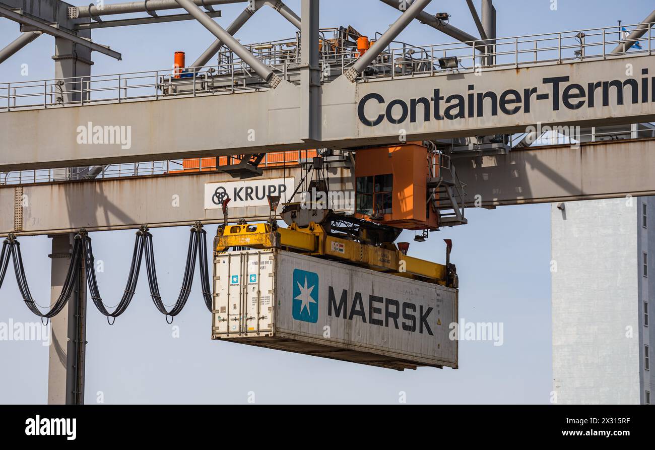 Beim Swissterminal in den Schweizer Rheinhäfen wird ein Schiffscontainer der dänischen Firma Maersk von einem Frachtschiff abgeladen. (Basel-Kleinhüni Stock Photo