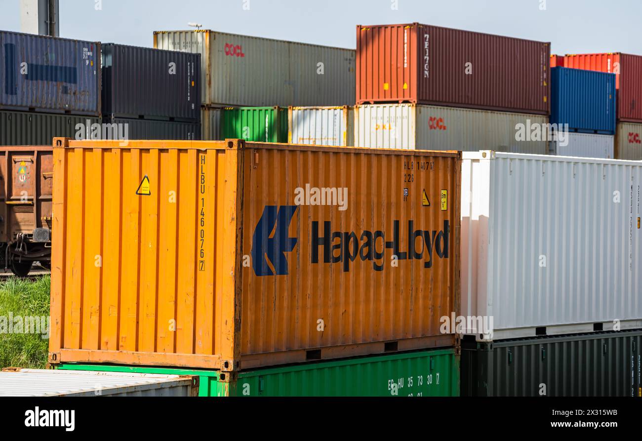 Verschiedene Schiffscontainer, unter anderem der Firma Hapag-Lloyd, stehen beim Container Terminal Basel, dem Schweizer Rheinhafen. (Basel-Kleinhüning Stock Photo